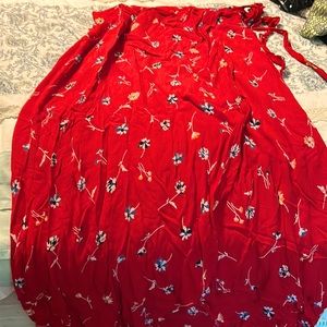 Light and flowing dress with tie on the side. Floral print.